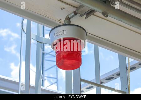 Calgary, Alberta, Kanada. Juli 2023. Eine rote LED-Warnleuchte Notstroboskoplicht signalisiert blinkende Lampe an einer Gasanlage Stockfoto