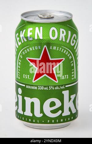 Calgary, Alberta, Kanada. Juni 2020. Eine isolierte Heineken-Bierdose auf weißem Hintergrund Stockfoto