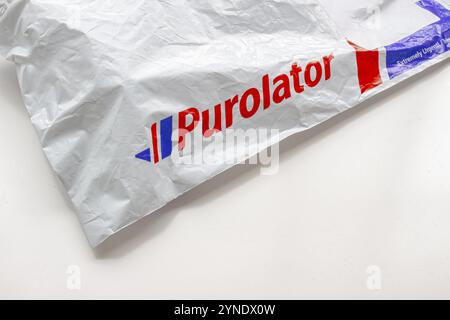 Calgary, Alberta, Kanada. September 2020. Eine Plastiktüte, geliefert von Purolator auf weißem Hintergrund Stockfoto
