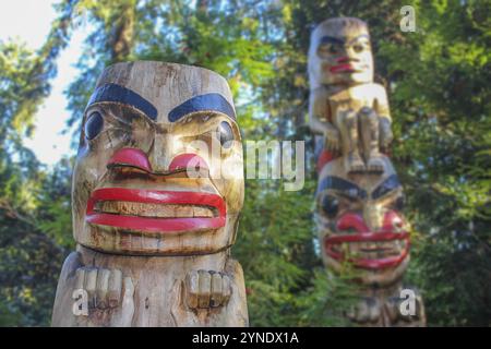 Vancouver, British Columbia, Kanada. Februar 2024. Totempfahl im Capilano Suspension Bridge Park. Monumentale Schnitzereien wurden im Westen der Ameri gefunden Stockfoto