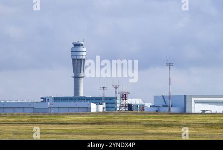Calgary, Alberta, Kanada. Sep. 12. 2020. Der Kontrollturm am Flughafen Calgary in kanada Stockfoto