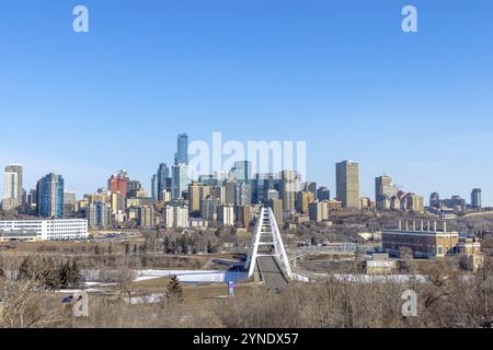 Edmonton, Alberta. 30. März 2023. Vorderblick auf die Skyline von Downtown Edmonton mit der Walterdale Bridge am Morgen mit blauem Himmel Stockfoto