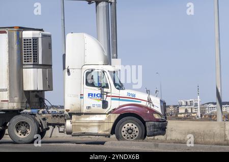 Calgary, Alberta, Kanada. April 2023. Ein Trailer-Frachtfahrzeug Logistics ein privater Transportunternehmer aus dem Haus Stockfoto