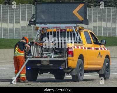 Calgary, Alberta, Kanada. Mai 2024. Ein Straßenarbeiter auf der Autobahn Stockfoto