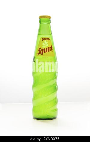 Calgary, Alberta, Kanada. September 2023. Eine Glasflasche Squit Soda hergestellt in Mexiko mit 355 ml. Ein koffeinfreier, mit Grapefruit aromatisierter, kohlensäurehaltiger Sof Stockfoto