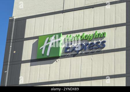 Edmonton, Alberta, Kanada. April 2023. Ein Schild für das Holiday Inn Express Gebäude Stockfoto