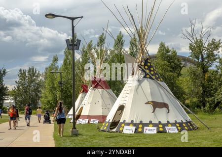 Calgary, Alberta, Kanada. Juni 2023. Ein Tipi oder Tipi aus der Nähe, konisches Zelt, das historisch aus Tierhäuten oder -Pelzen besteht, und Leinwand, während eines Stockfoto