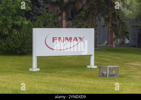 Calgary, Alberta, Kanada. August 2024. Prominent ENMAX Corporation ein vertikal integriertes Versorgungsunternehmen mit Betriebszeichen Stockfoto