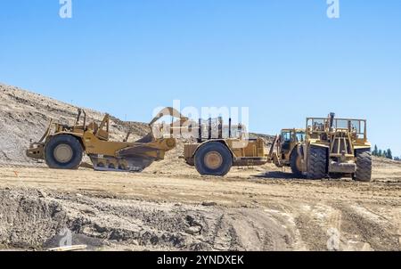 Cochrane, ab, Kanada. August 2023. Ein Radtraktor Schürfbagger auf einer Baustelle Stockfoto