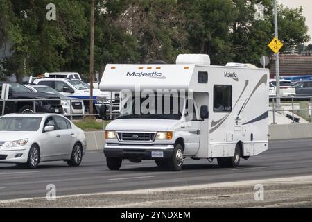 Calgary, Alberta, Kanada. August 2024. Ein weißer Ford-Wohnmobil der Klasse C mit dem Namen Stockfoto