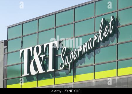 Calgary, Alberta, Kanada. April 30, 2023. Seitenansicht eines T- und T-Supermarktschilds Stockfoto