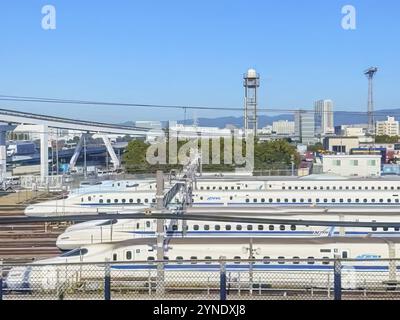 Tokio, Japan. Dezember 2023. Mehrere japanische Hochgeschwindigkeitszüge oder Shinkansen-Hochgeschwindigkeitszüge Stockfoto