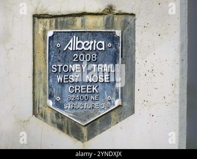 Calgary, Alberta, Kanada. Juli 2023. Stoney Trail, West Nose Greek NE Structure Bridge Plaque Stockfoto