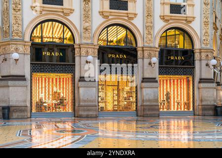 Mailand, Italien - 30. Oktober 2024: Fassade des Prada-Geschäfts mit neuer Kollektion in der Galleria Vittorio Emanuele II in Mailand, Italien. Ältestes italienisches Shopping Stockfoto
