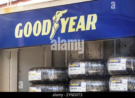 Tokio, Japan. Dezember 2023. Ein gutes Jahr stand vor einer Tankstelle mit brandneuen Autorädern Stockfoto