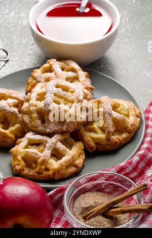 Hausgemachte Mini-Apfelkuchen. Nahaufnahme. Stockfoto