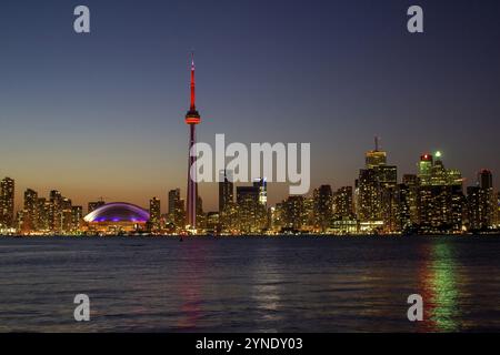 Toronto, Ontario, Kanada. Juni 2023. Ein horizontaler Blick auf die Skyline von Toronto während einer Sumer-Nacht Stockfoto