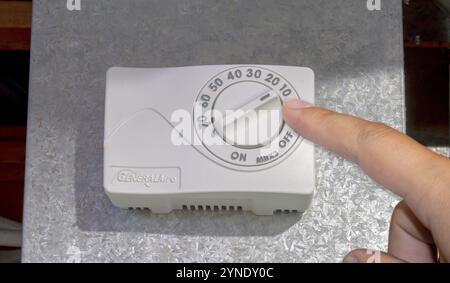 Calgary, Alberta, Kanada. September 2020. Eine GeneralAire Home Luftbefeuchter-Füllstandsregelung Stockfoto