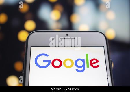 Calgary, Alberta, Kanada. 21.Mai 2020. Ein weißes iPhone Plus mit dem Google-Logo auf dem Bildschirm Stockfoto