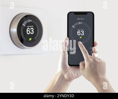 Calgary, Alberta, Kanada. August 29, 2020. Eine Person spart Energie mit einem iPhone 11 Pro Max mit der Nest-App auf celsius-Metriken mit einem drahtlosen Nest L Stockfoto