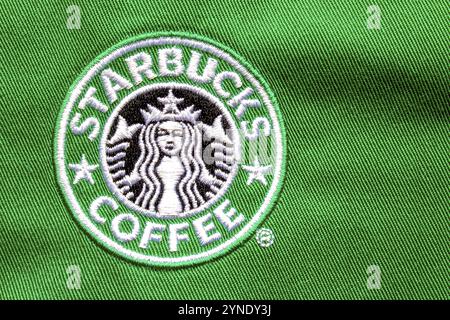 Calgary, Alberta, Kanada. August 2020. Nahaufnahme eines Starbucks Coffee Logos auf einer grünen Schürze Stockfoto