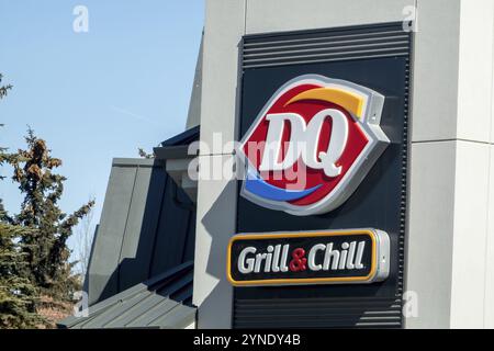 Calgary, Alberta, Kanada. April 2023. Zeichen der Milchkönigin. Eine amerikanische Kette von Softeis- und Fast-Food-Restaurants mit Hauptsitz in Bloomin Stockfoto