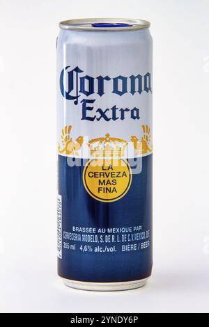 Calgary, Alberta, Kanada. 08. Juni 2020. Eine isolierte Corona Extra Bierkant auf weißem Hintergrund Stockfoto