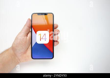 Calgary, Alberta, Kanada. August 15 2020. Eine Person, die ein iPhone 11 Pro Max mit dem iOS 14 Logo hält Stockfoto