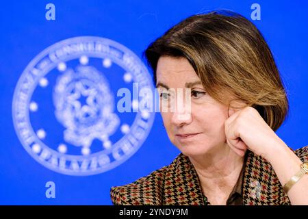 Roma, Italien. November 2024. Eugenia Roccella Ministro alla Famiglia natalit&#xe0; e pari opportunit&#xe0;, durante la conferenza stampa dopo il Consiglio dei Ministri tenutosi a Palazzo Chigi a Roma, Luned&#xec; 25. November 2024 (Foto Mauro Scrobogna/LaPresse) Eugenia Roccella Ministerin der Familie Geburtenrate und Gleichstellungsrate in Rom/Lafogi Presse, 25. November 2024 in Rom/Lafos Stockfoto