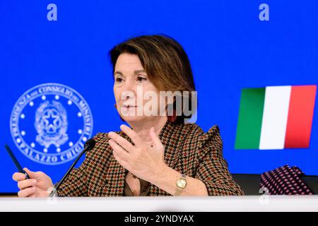 Roma, Italien. November 2024. Eugenia Roccella Ministro alla Famiglia natalit&#xe0; e pari opportunit&#xe0;, durante la conferenza stampa dopo il Consiglio dei Ministri tenutosi a Palazzo Chigi a Roma, Luned&#xec; 25. November 2024 (Foto Mauro Scrobogna/LaPresse) Eugenia Roccella Ministerin der Familie Geburtenrate und Gleichstellungsrate in Rom/Lafogi Presse, 25. November 2024 in Rom/Lafos Stockfoto