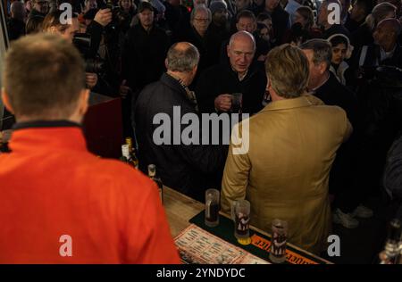 Berlin, Deutschland. November 2024. Kai Wegner (CDU, M), Regierender Bürgermeister von Berlin, trinkt einen Glühwein an einem Stand auf dem Weihnachtsmarkt am Breitscheidplatz. Quelle: Hannes P. Albert/dpa/Alamy Live News Stockfoto