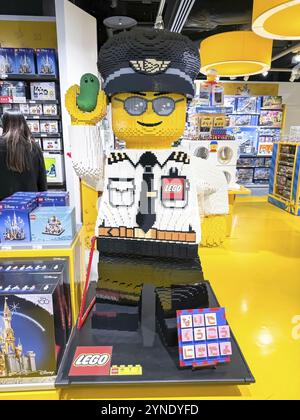 Tokio, Japan. Dezember 2023. Ein Lego Pilot am Flughafen Narita Stockfoto