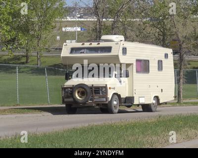 Calgary, Alberta, Kanada. Mai 2023. Ein alter Wohnmobil oder Wohnmobil, der im Frühling geparkt wurde Stockfoto