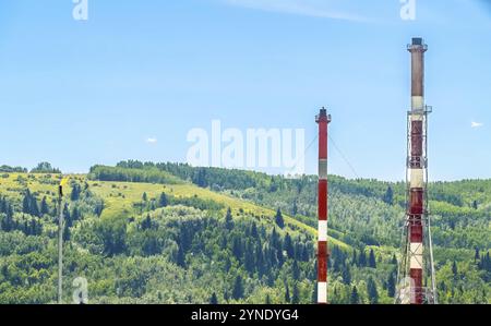 Cochrane, ab, Kanada. August 2023. Eine Nahaufnahme zu den Plant Towers, zu einer Direct Energy Wildcat Gasanlage in Cochrane Stockfoto