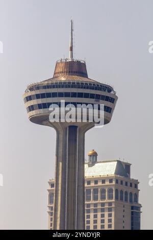 Niagara, Ontario, Kanada. Januar 2024 der Skylon Aussichtsturm mit Panoramablick auf die Niagarafälle sowie eine Arkade und ein Drehrestaurant Stockfoto