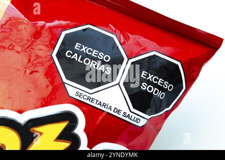 Calgary, Alberta. Kanada. November 2020. Schließen Sie eine Warnung mit hohem Natrium- und Kaloriengehalt an Stockfoto
