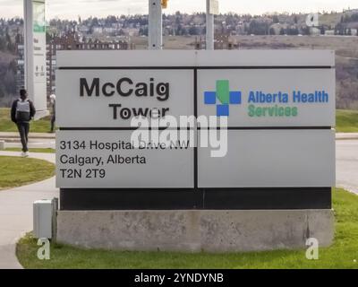 Calgary, Alberta, Kanada. Mai 2024. Ein Schild mit dem McCaig Tower dient allen chirurgischen Einrichtungen des Foothills Medical Centre Stockfoto