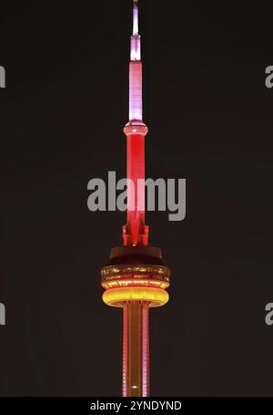 Toronto, Ontario, Kanada. August 2011. Der CN Tower ist nachts in leuchtenden Farben beleuchtet Stockfoto