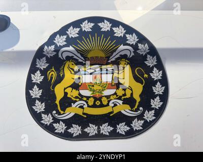 Calgary, Alberta, Kanada. Juli 2024. Eine Nahaufnahme des Wappens von einem Calgary Polizeifahrzeug Stockfoto