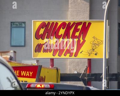 Calgary, Alberta, Kanada. August 2024. Ein leuchtend gelbes Restaurantschild mit kräftigen roten Schriftzügen steht für Sie Stockfoto