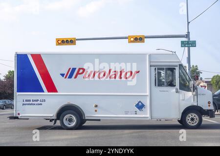 Calgary, Alberta, Kanada. Juli 2023. Seitenansicht eines Purolator Trucks Stockfoto