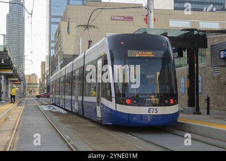 Edmonton, Alberta, Kanada. April 2023. Edmonton Transit Service Rail Stadtzug im Stadtzentrum von Edmonton Stockfoto