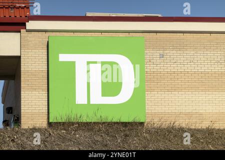 Calgary, Alberta, Kanada. April 2023. Nahaufnahme eines TD-Bank-Schildes Stockfoto