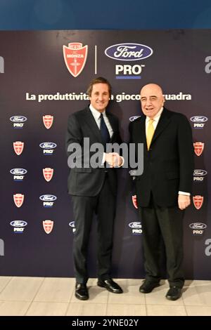 Monza, Italien. November 2024. Adriano Galliani, CEO von AC Monza, mit Führungskräften von Ford während des B2B-Events im Ford Interauto in Monza, Italien - Montag, 25. November 2024. Sport - Fußball (Foto AC Monza/LaPresse von Studio Buzzi) Credit: LaPresse/Alamy Live News Stockfoto