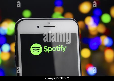 Calgary, Alberta, Kanada. 21.Mai 2020. Ein weißes iPhone Plus mit dem Spotify-Logo auf dem Bildschirm Stockfoto