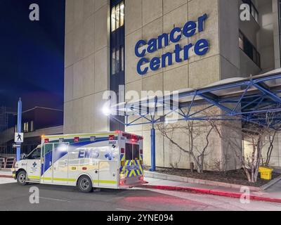 Calgary, Alberta, Kanada. Dezember 2023. Ein Ambulanzwagen, der strategisch außerhalb des Krebszentrums am Foothills Hospital positioniert ist und bereit ist, schnell einen zu liefern Stockfoto