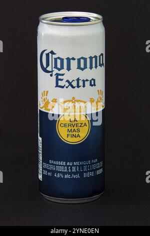 Calgary, Alberta, Kanada. Juni 2020. Eine isolierte Corona Extra Bierdose auf schwarzem Hintergrund Stockfoto