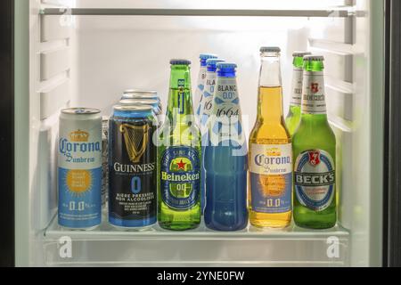 Calgary, Alberta, Kanada. August 2024. Eine Auswahl an alkoholfreien Bieren, die ordentlich im Kühlschrank angeordnet sind. Marken von alkoholfreien Bieren umfassen C Stockfoto