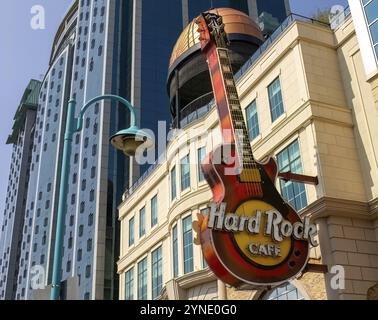 Niagara, Ontario, Kanada. Januar 2024. Aus nächster Nähe sehen Sie ein Hard Rock Cafe Schild, eine Kette von Themenbar-Restaurants, Erinnerungsläden, Kasinos und Stockfoto