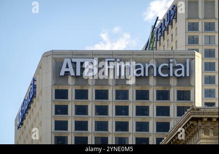 Edmonton, Alberta, Kanada. April 2023. ATB Financial Sign, ein Finanzinstitut und eine Crown Corporation, die sich vollständig im Besitz der Provinz Alberta befindet Stockfoto